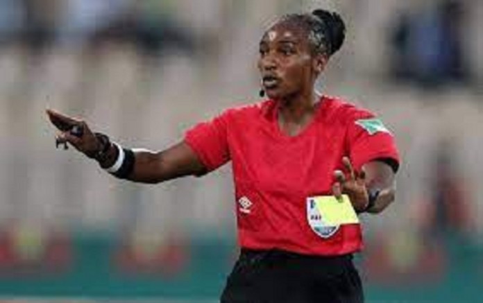 Salima Mukansanga , première femme africaine à arbitrer au Mondial