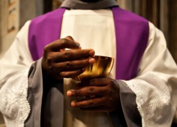 Cameroun: Un prêtre catholique demande sa petite amie en mariage (photos et vidéo)