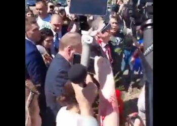 Pologne: Des manifestants aspergent l’ambassadeur russe de peinture rouge (vidéo)