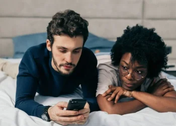 Un pasteur enseigne les hommes : « Votre femme a le droit d’utiliser votre téléphone et savoir tout ce que vous faites »