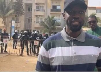 Tension au Sénégal : La maison de l’opposant Ousmane Sonko bunkérisée par l’Armée, ses éléments de sécurité arrêtés (Photos et Vidéo)