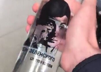 « Larmes de Zelensky » : Cette nouvelle marque de Vodka qui fait fureur en Russie (Vidéo)