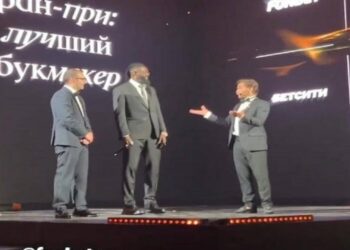 Emmanuel Adebayor: les  dessous de son voyage en Russie enfin dévoilés (photos & vidéo)