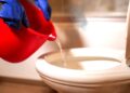 Voici pourquoi vous devez verser de l’eau bouillante dans vos toilettes