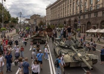 L’Ukraine fait défiler des centaines de chars russes détruits dans les rues de Kiev en signe de moqueries (vidéo)