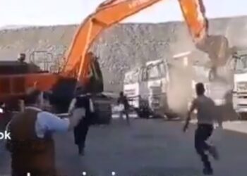 Privé de salaire, il détruit 5 camions de son patron avec sa pelleteuse (Vidéo)