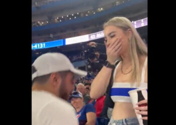 Il demande sa copine en mariage en public… Elle le gifle ! (regardez pourquoi)