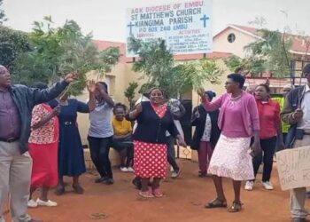 Le comité de l’église détourne des fonds : Les fidèles organisent une manifestation de protestation