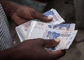 Vidéo : Ces jeunes filles ont pris l’argent des fêtes de fin d’année chez leurs copains et ont disparu; elles ont été attrapées et sérieusement corrigées ; Regardez