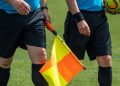 Football : Sans VAR, un arbitre refuse un but grâce à un… téléphone portable d’un spectateur (Vidéo)