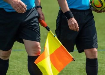 Football : Sans VAR, un arbitre refuse un but grâce à un… téléphone portable d’un spectateur (Vidéo)