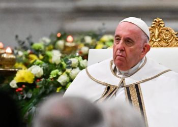 Pape François : Voici ce qui se cache réellement derrière ces « clichés » virales de l’autorité religieuse