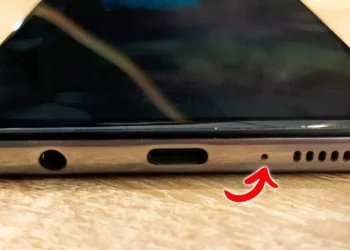 Bon à savoir : À quoi sert le petit trou en bas de votre smartphone ?