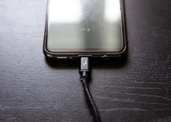 Découvrez une astuce simple pour réparer le câble abimé du chargeur de votre téléphone portable