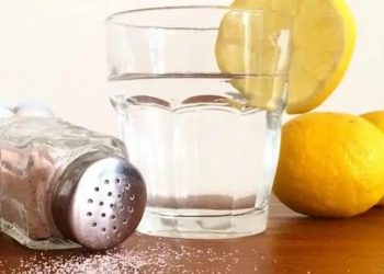 La constipation : Découvrez l’astuce de l’eau salée au citron pour la soulager