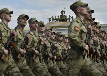 La Russie tente de recruter des jeunes pour son armée avec des panneaux publicitaires et des contrats alléchants (Photos)
