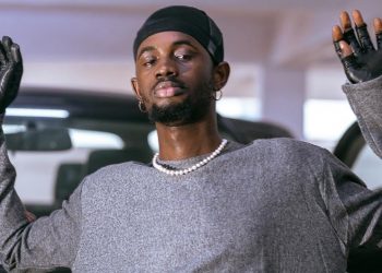 L’artiste ghanéen Black Sherif accusé d’avoir rejoint les Illuminati pour la gloire et l’argent; les preuves en vidéo