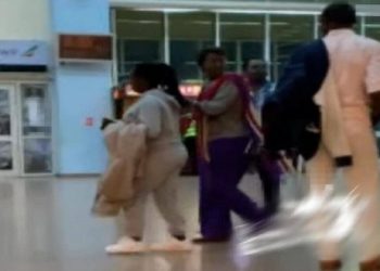 Vidéo : Il tente de récupérer son ex et se fait humilier dans un aéroport