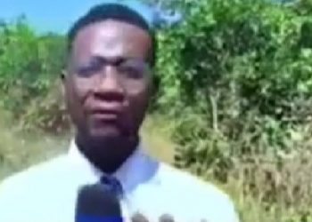 Vidéo: Ce journaliste se fait attaquer par un serpent en plein tournage d’un documentaire