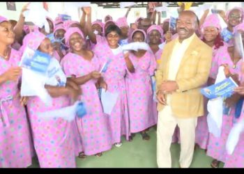 Ali Bongo: Quand le président gabonais fait jaser la toile avec ses pas de danse au milieu des femmes (vidéo)