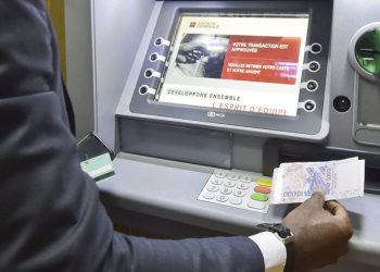 Découvrez la technique de ce jeune homme qui faisait des retraits frauduleux dans les guichets automatiques