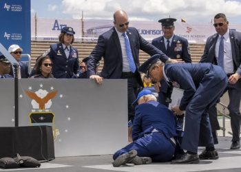 Joe Biden: Le président des Etats Unis tombe à nouveau lors d’une cérémonie (vidéo)